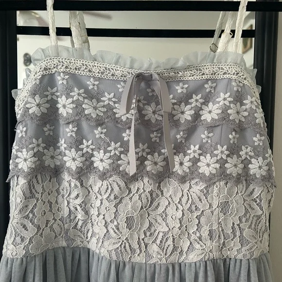 Axes Femme Elegant Gray and White Lace Dress - Picture 3 of 3